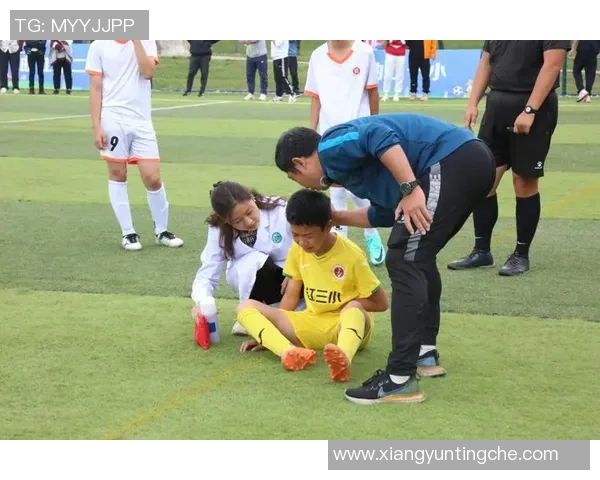 足球明星为女儿传授足球技巧的温馨瞬间与亲子互动故事 足球明星为女儿传授足球技巧的温馨瞬间与亲子互动故事