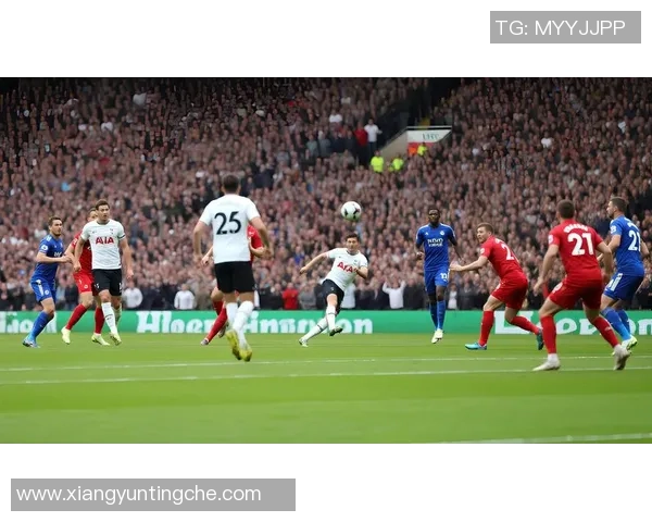 跨球过人足球明星的精彩瞬间与技艺解析 跨球过人足球明星的精彩瞬间与技艺解析